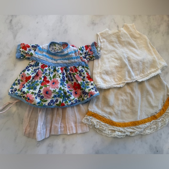 Vintage 1960s Mattel Tiny Thumbelina Doll plus her outfits & She Still Works! - Picture 10 of 17